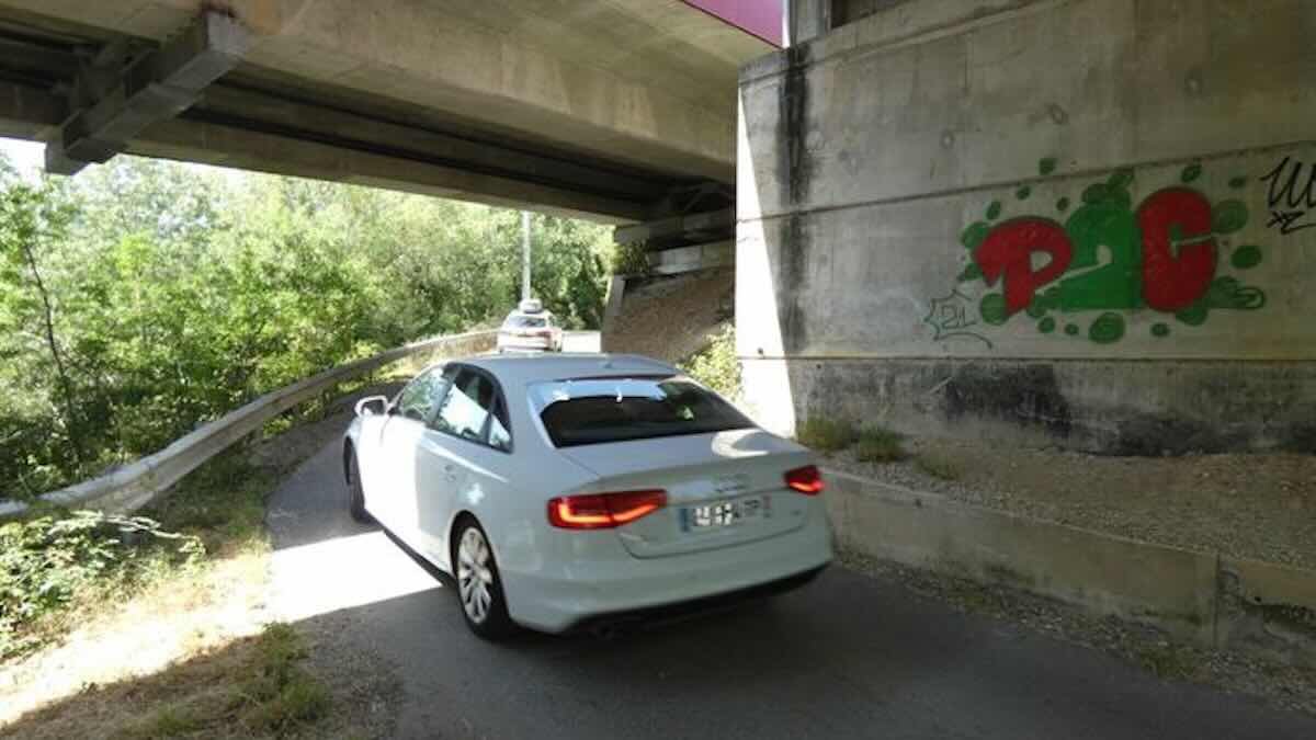 des dizaines d’automobilistes guidés par leur GPS empruntent des chemins de vigne