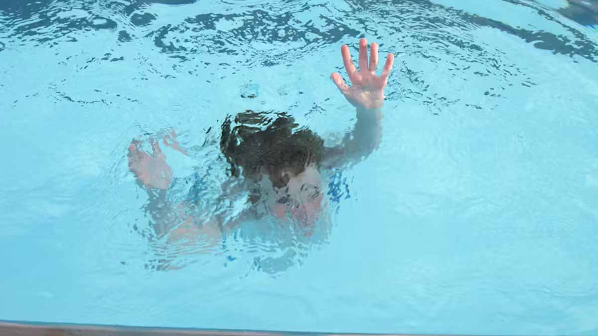 inanimé au fond de la piscine