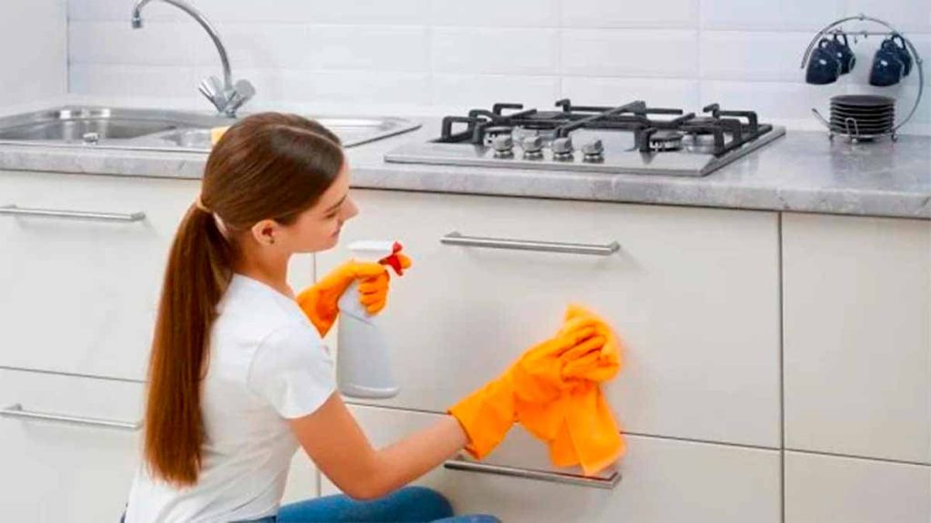 dégraisser les meubles de cuisine