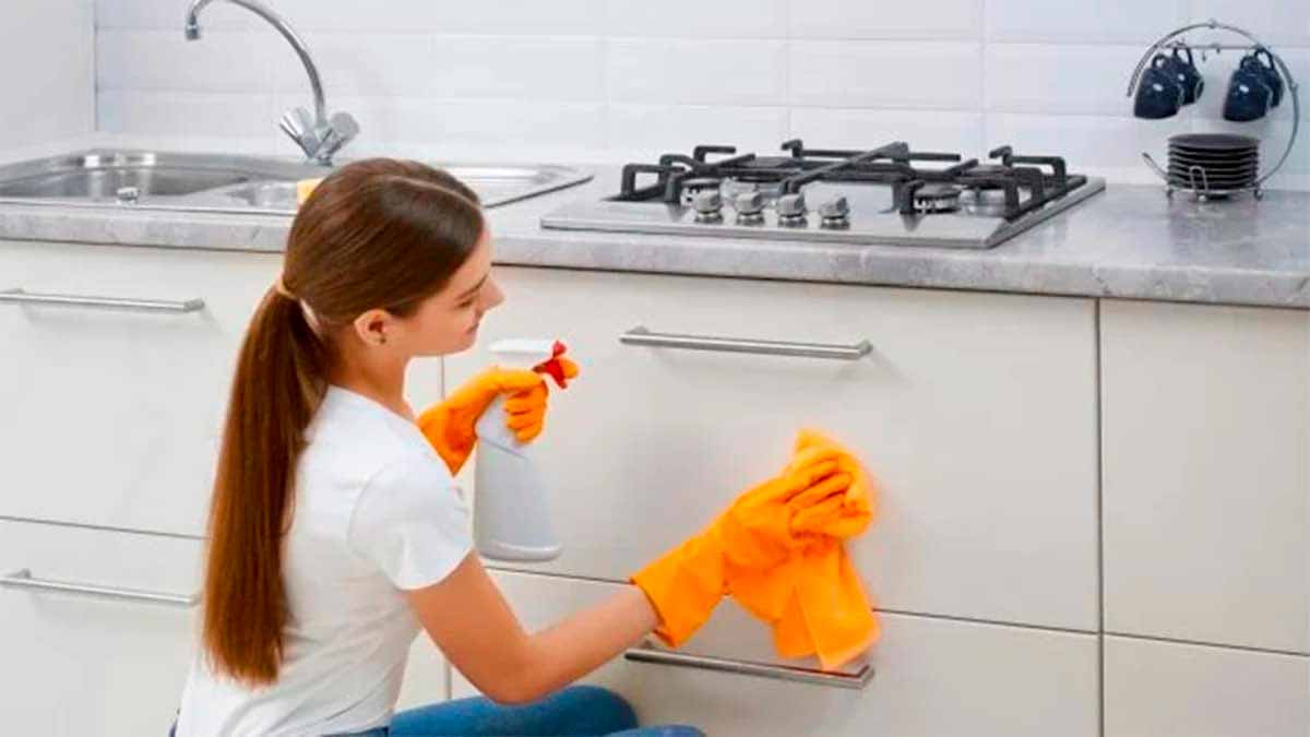 dégraisser les meubles de cuisine